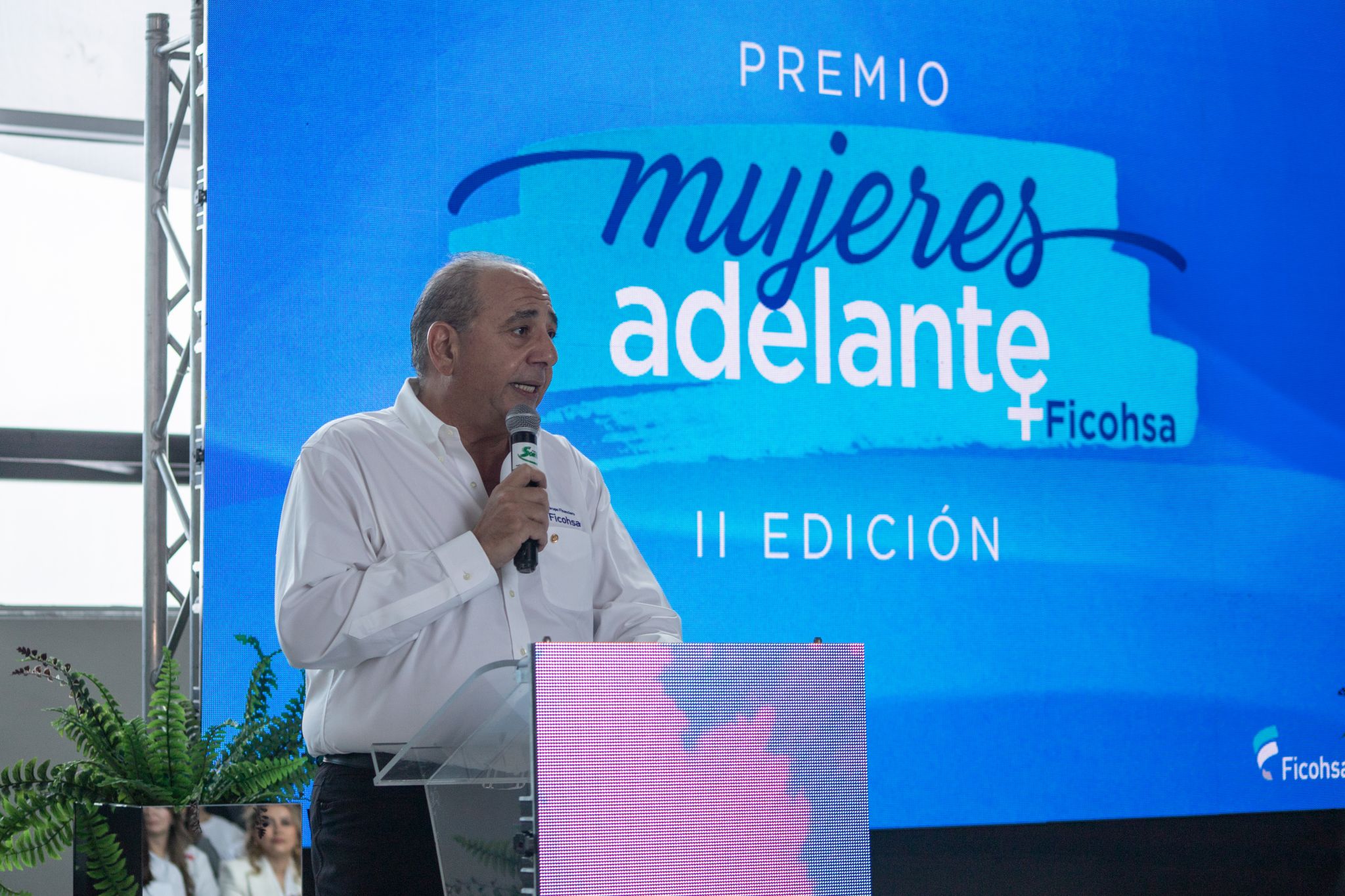 "Premio Mujeres Adelante", Camilo Atala, Ficohsa